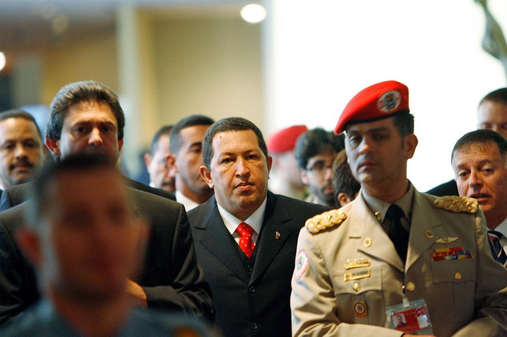 Hugo Chávez (au centre), l'ancien président vénézuélien, arrive au siège des Nations Unies à New York en septembre 2006.