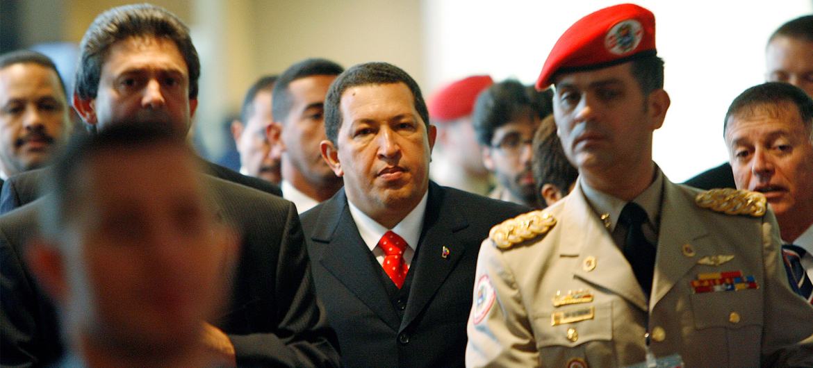 Hugo Chávez (center), former President of Venezuela, arrives at the United Nations Headquarters in New York in September 2006. (file)