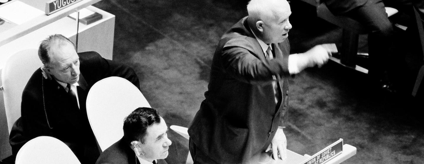 Хрущев стучит ботинком по столу. Хрущев в ООН 1960.