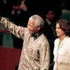 الزعيم نيلسون مانديلا رئيس جنوب أفريقيا في 21 سبتمبر 1998 يدخل قاعة الجمعية العامة للتحدث في دورتها الثالثة والخمسين. إلى جانبه رئيسة قسم بروتوكول الأمم المتحدة، نادية يونس. 