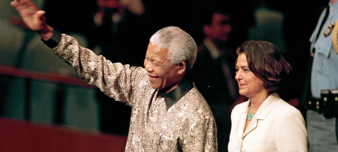 الزعيم نيلسون مانديلا رئيس جنوب أفريقيا في 21 سبتمبر 1998 يدخل قاعة الجمعية العامة للتحدث في دورتها الثالثة والخمسين. إلى جانبه رئيسة قسم بروتوكول الأمم المتحدة، نادية يونس.
