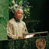 Nelson Mandela, Rais wa Afrika Kusini, akihutubia Baraza Kuu la Umoja wa Mataifa, Septemba 1998.