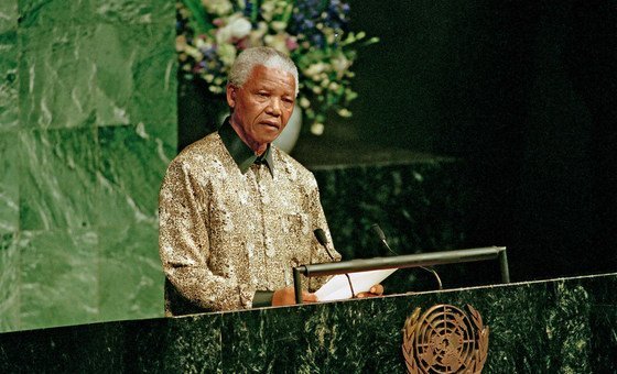 Nelson Mandela, Rais wa Afrika Kusini, akihutubia Baraza Kuu la Umoja wa Mataifa, Septemba 1998.