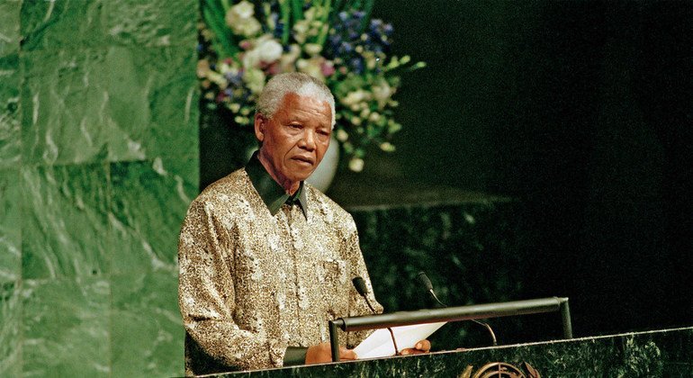 Nelson Mandela, président de l'Afrique du Sud, s'adresse à l'Assemblée générale des Nations Unies, en septembre 1998.