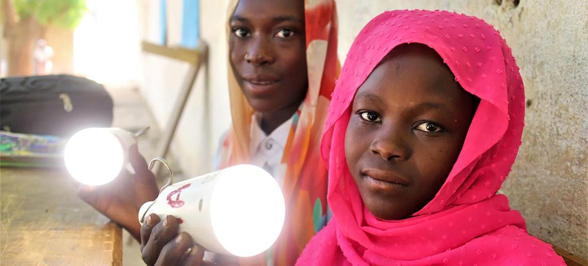 Las lámparas solares recargables ayudan a las niñas de Chad a estudiar tras la puesta de sol.