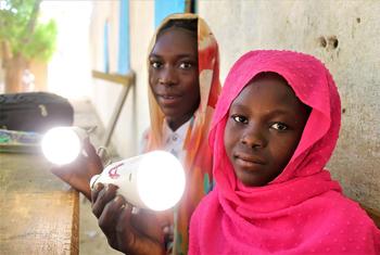 Las lámparas solares recargables ayudan a las niñas de Chad a estudiar tras la puesta de sol.