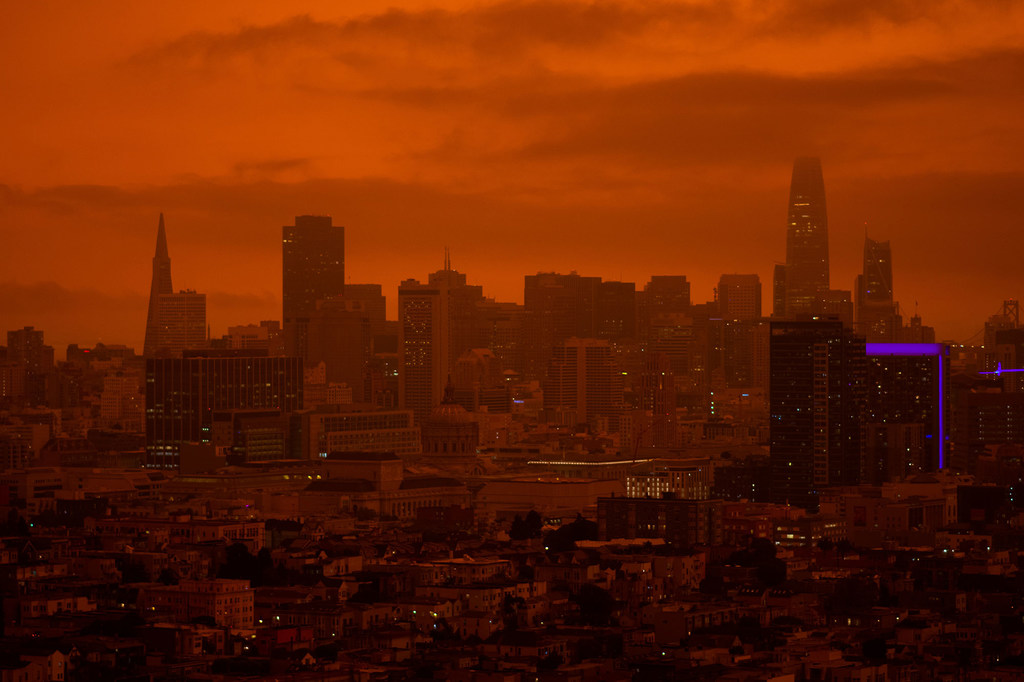 Les feux de forêt qui font rage dans certaines régions de l'ouest des États-Unis ont rendu le ciel de San Francisco orange.