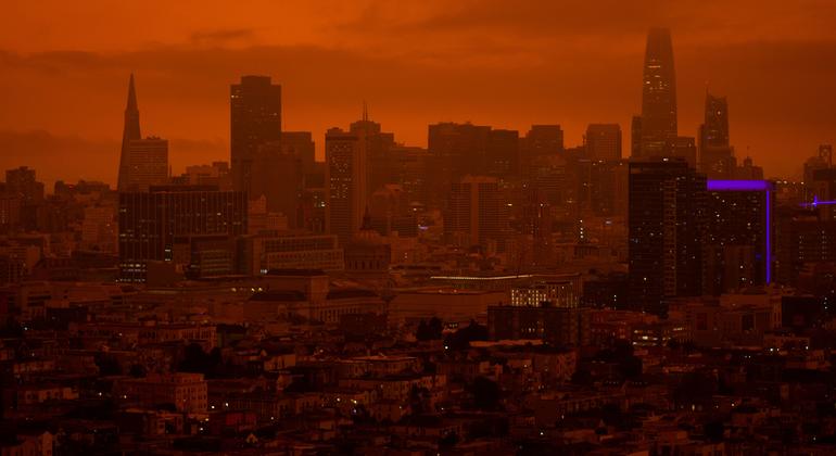 미국 서부 지역을 가로지르는 산불이 샌프란시스코의 하늘을 오렌지색으로 물들였습니다.