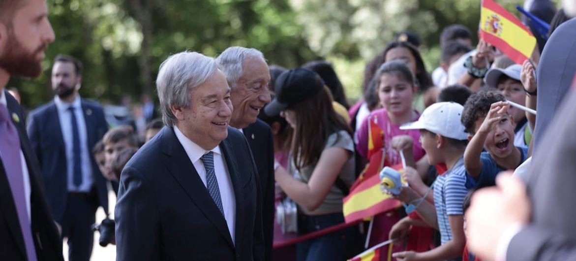 Le Secrétaire général António Guterres reçoit le prix européen Carlos V des mains du roi Felipe VI pour sa longue et longue carrière consacrée à l'engagement social.