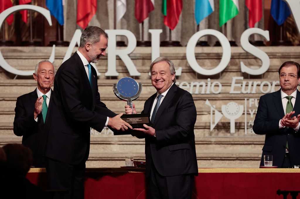 Le Secrétaire général António Guterres reçoit le prix européen Carlos V des mains du roi Felipe VI.