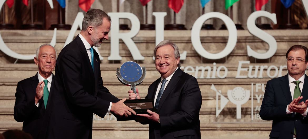 यूएन महासचिव एंतोनियो गुटेरेश, स्पेन में कार्लोस वी योरोपीय पुरस्कार स्वीकार करते हुए ( मई 2023)