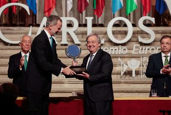El Secretario General António Guterres recibe el Premio Europeo Carlos V de manos del Rey Felipe VI por su extensa y larga trayectoria dedicada al compromiso social.