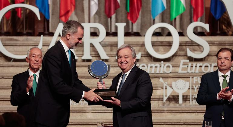 El Secretario General António Guterres recibe el Premio Europeo Carlos V de manos del Rey Felipe VI por su extensa y larga trayectoria dedicada al compromiso social.