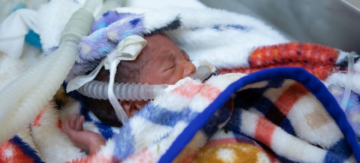 Um bebê prematuro de um dia de vida recebe cuidados vitais 24 horas por dia na unidade de terapia intensiva neonatal de um hospital na Etiópia.