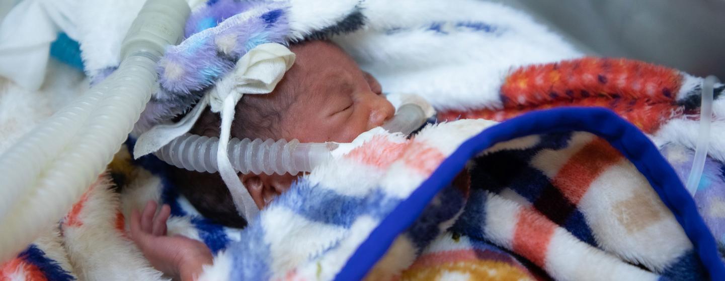 Un bébé prématuré d'un jour reçoit des soins vitaux 24 heures sur 24 dans l'unité néonatale de soins intensifs d'un hôpital en Éthiopie.