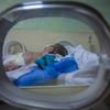 一名早产儿在保温箱里待了近一个月，正在伊拉克一家医院接受精心的护理。