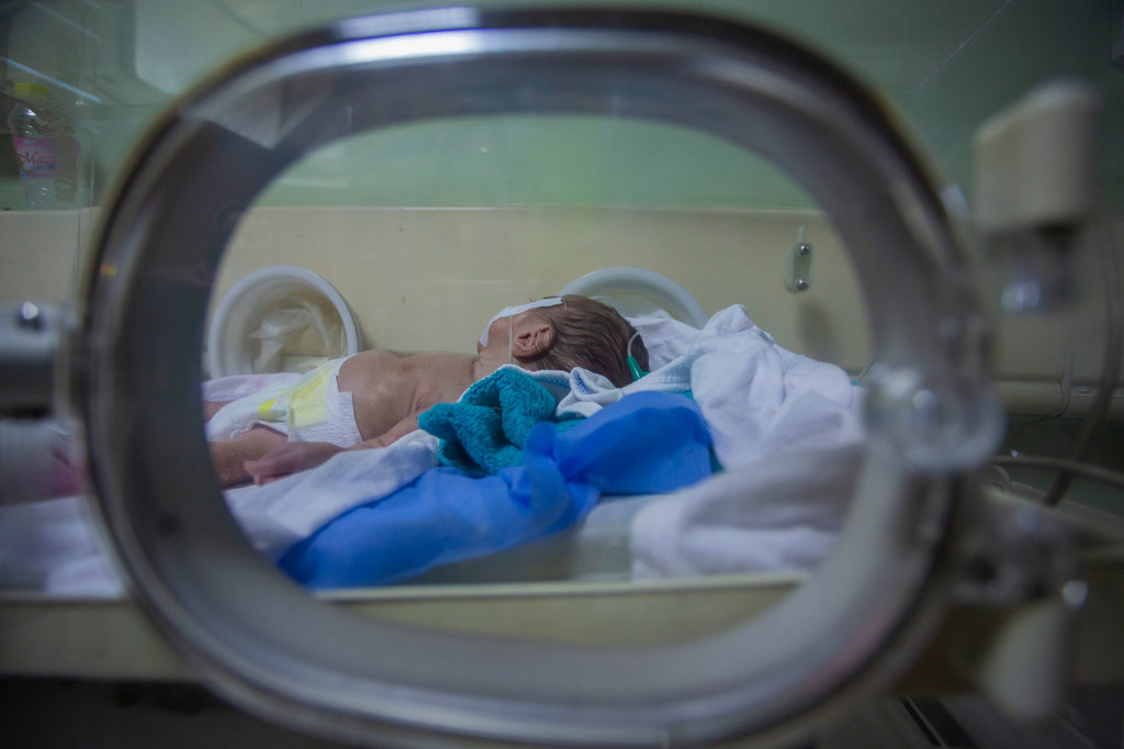 Un bébé prématuré, qui est en couveuse depuis près d'un mois, est surveillé de près dans un hôpital en Iraq.