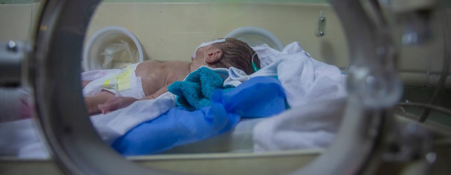 在伊拉克的一家医院，一名早产儿在保温箱中待了将近一个月，接受着密切的监护。