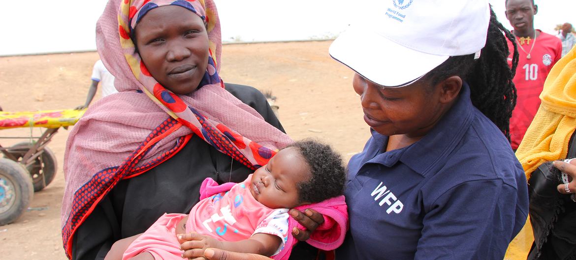 سوڈان میں متحارب فوجی دھڑوں میں جاری لڑائی کی وجہ سے ہزاروں لوگ بھاگ کر جنوبی سوڈان پہنچے ہیں۔