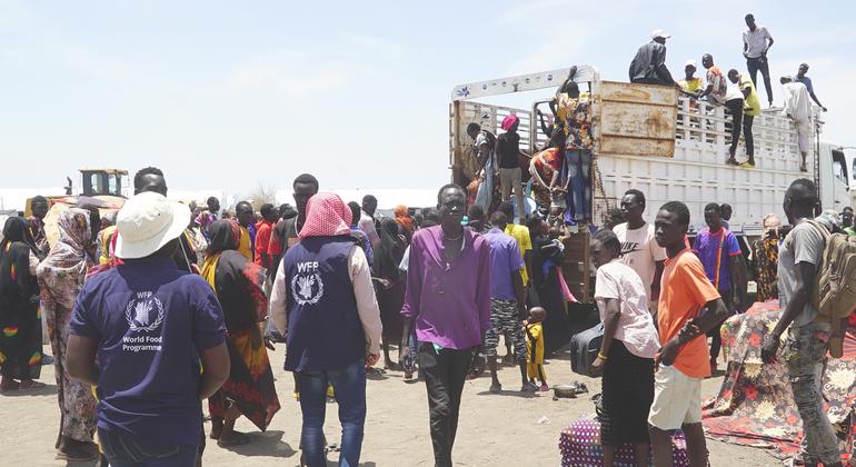 Miles de personas han cruzado la frontera hacia Sudán del Sur huyendo del conflicto en Sudán.