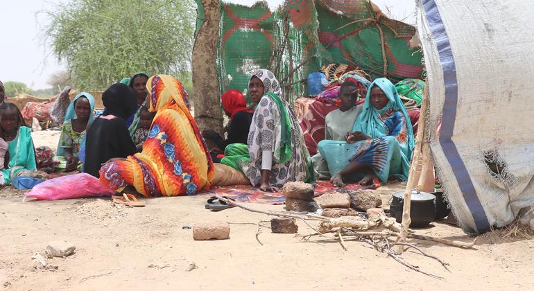 Refugiados sudaneses que huyeron del conflicto en Sudán alojados en refugios improvisados en Koufron, Chad.