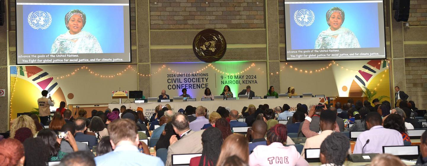 Délégués à l'ouverture de la Conférence des Nations Unies sur la société civile à Nairobi, au Kenya. À l'écran, la Vice-Secrétaire générale de l'ONU, Amina Mohammed.