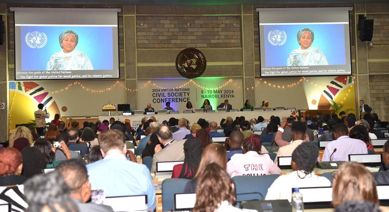 Délégués à l'ouverture de la Conférence des Nations Unies sur la société civile à Nairobi, au Kenya. À l'écran, la Vice-Secrétaire générale de l'ONU, Amina Mohammed.