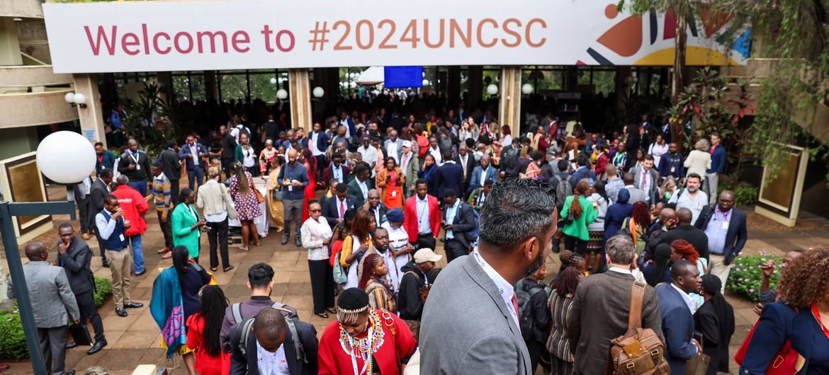 Participants réunis à l'ouverture de la Conférence des Nations Unies sur la société civile, qui se tient au Bureau des Nations Unies à Nairobi, au Kenya, du 9 au 10 mai 2024.