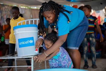 Une mère et sa fille assistent à une séance de formation sur le lavage des mains à Port-au-Prince, en Haïti.