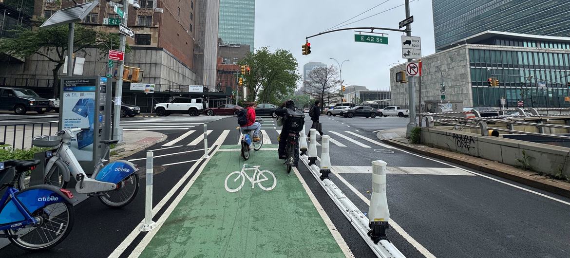 Генеральная Ассамблея ООН объявила 26 ноября Всемирным днем устойчивого транспорта. На фото: велодорожки возле штаб-квартиры ООН в Нью-Йорке.