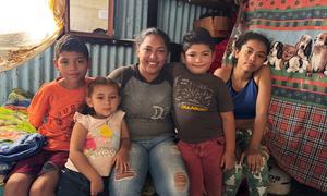 Lillian y sus cuatro hijos en su casa de Cartago, Costa Rica, que huyeron de Nicaragua hace seis años.