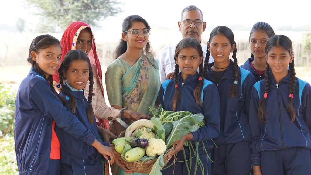स्कूल पोषण बग़ीचा, छात्रों को स्वस्थ एवं पौष्टिक आहार के बारे में सीखने, पर्यावरणीय जागरूकता पैदा करने, सामुदायिक भागेदारी को बढ़ावा देने और माइक्रो-पोषक तत्वों की कमियों को दूर करने में मदद करता है.