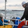 国际原子能机构与日方工作人员在福岛核电站周围海域收集海水样本。