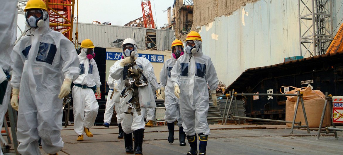 يغادر خبراء الوكالة الدولية للطاقة الذرية الوحدة 4 من محطة فوكوشيما دايتشي للطاقة النووية التابعة لشركة تيبكو في 17 أبريل 2013.