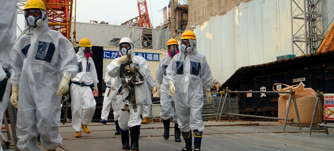 Expertos del Organismo Internacional de Energía Atómica (OIEA) salen de la Unidad 4 de la central nuclear Fukushima Daiichi de TEPCO el 17 de abril de 2013.