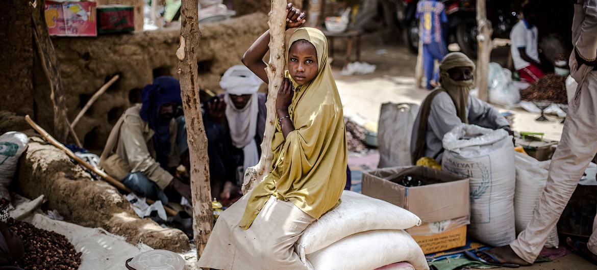 فتاة تبيع الوجبات الخفيفة في أحد أسواق تانوت في النيجر.