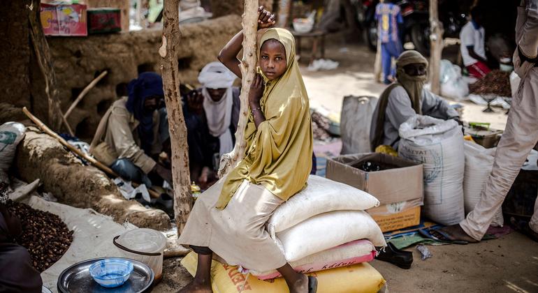Menina em um mercado em Tanout, Níger