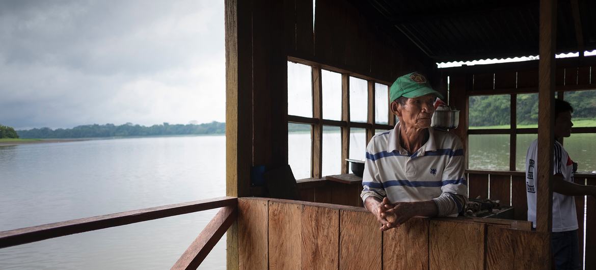 Um pescador em sua cabana no topo do lago na Amazônia, na Colômbia