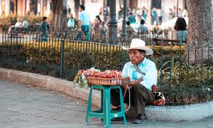 Vendedor ambulante en una plaza céntrica de Antigua Guatemala.