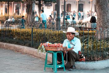 Vendedor ambulante en una plaza céntrica de Antigua Guatemala.