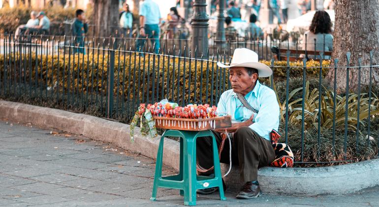 Vendedor ambulante en una plaza céntrica de Antigua Guatemala.