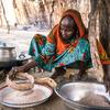 Una mujer prepara su comida en una cocina rural de Chad.