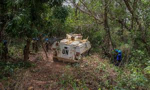 Des Tanzaniens et d'autres soldats de la paix de la MINUSCA en patrouille dans le nord-ouest de la République centrafricaine.