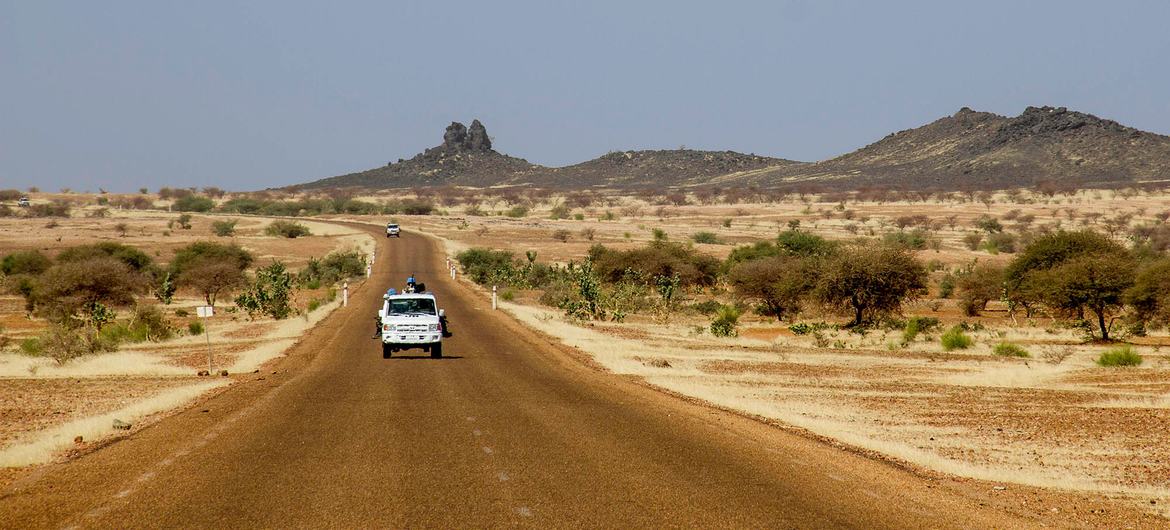 Peacekeepers serving with the UN Mission in Mali on a long-distance patrol between Gao and Ansongo. (file)