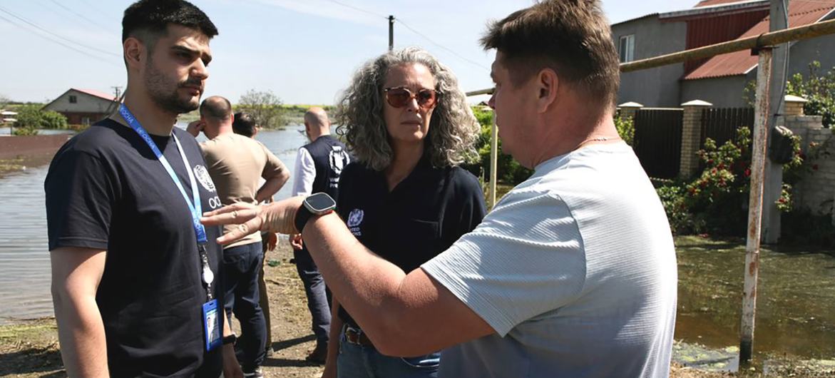 Denise Brown, coordenadora humanitária na Ucrânia (centro), visita Bilozerka, uma das comunidades mais afetadas pelas inundações causadas pela barragem de Kakhovka.