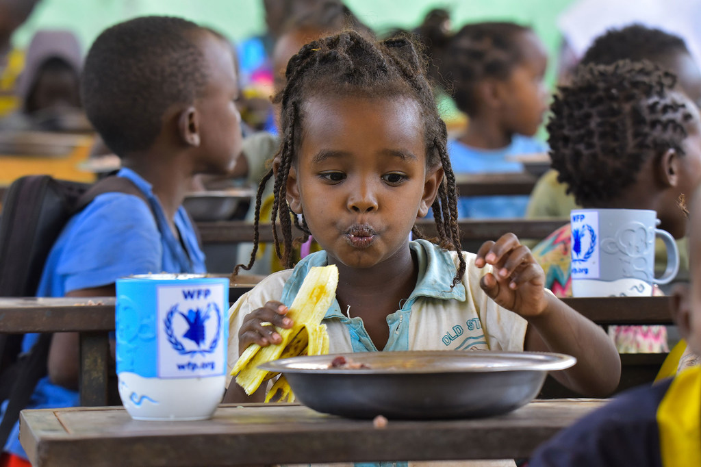 Los niños comen alimentos proporcionados por uno de los programas de alimentación escolar del PMA en el sur de Omo, Etiopía.
