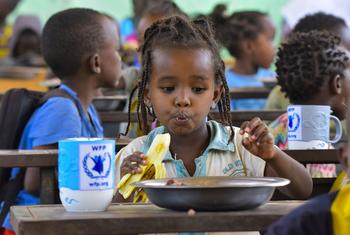 Des enfants mangent de la nourriture fournie par l'un des programmes d'alimentation scolaire du PAM dans le sud d'Omo, en Éthiopie.