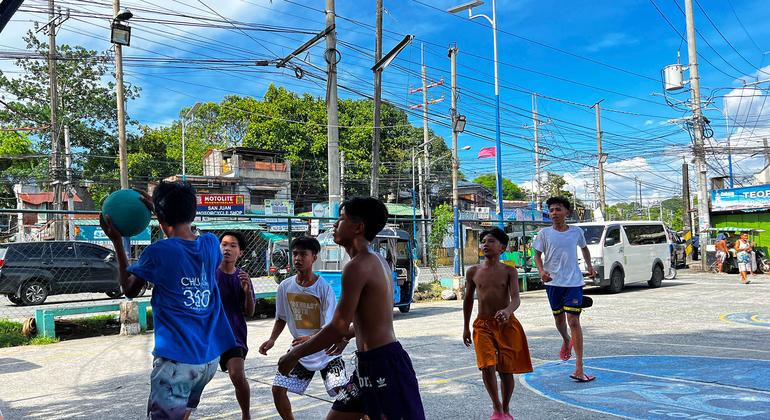 Подростки играют в баскетбол в городе Антиполо. 