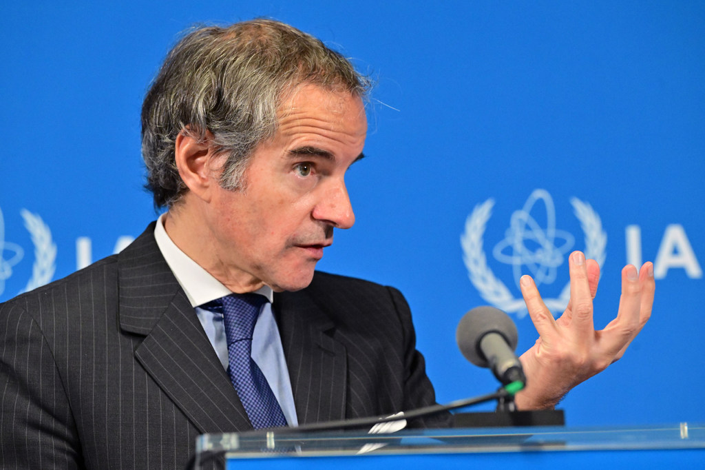 Rafael Mariano Grossi, Mkurugenzi Mkuu wa IAEA, akitoa maelezo kwa waandishi wa habari kuhusu hali ya usalama na ulinzi wa nyuklia nchini Ukraine, Syria na Iran. Rafael Mariano Grossi, Mkurugenzi Mkuu wa IAEA, akitoa maelezo kwa waandishi wa habari kuhusu hali ya usalama na ulinzi wa nyuklia nchini Ukraine, Syria na Iran.