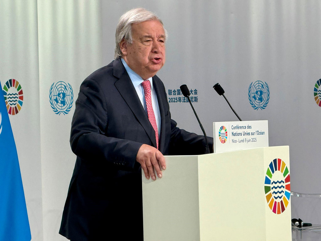 El secretario general de la ONU, António Guterres, pronuncia el discurso de apertura desde un podio durante la Tercera Conferencia de las ONU sobre los Océanos en Niza, Francia.